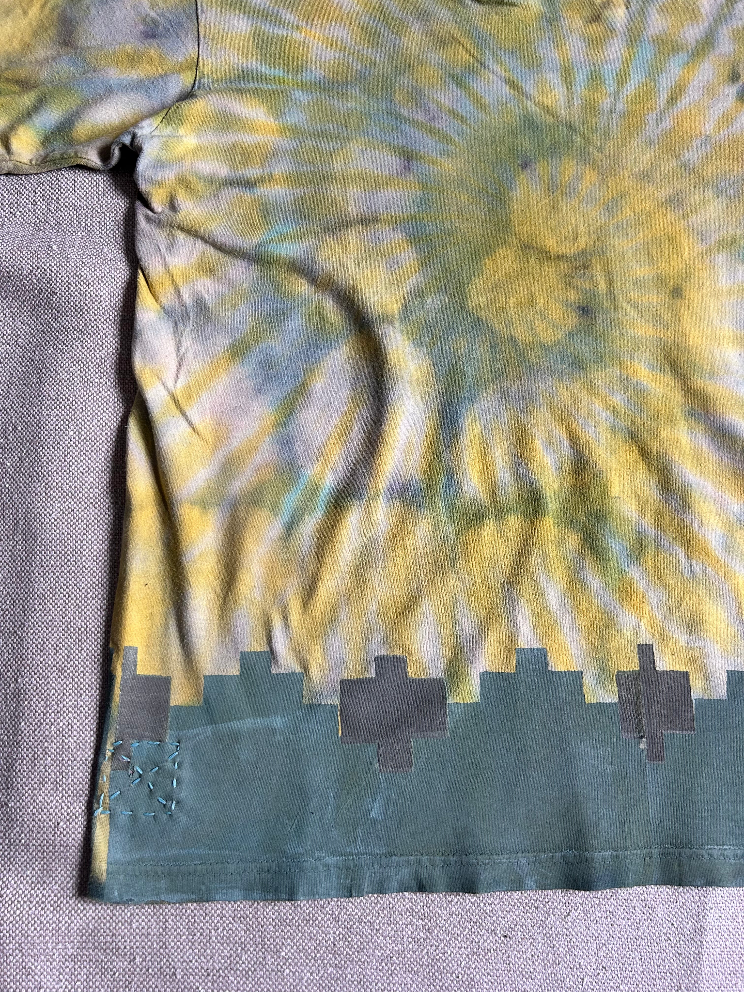 COLLECTION GRAPHIQUE '25  PYRAMIDE OVER TYE DYE TSHIRT